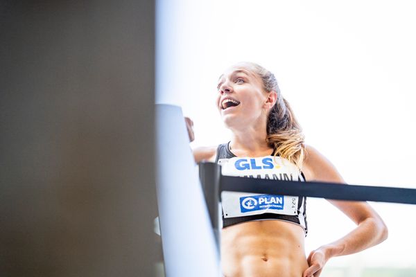 Alina Ammann (TuS Esingen) nach den 800m waehrend der deutschen Leichtathletik-Meisterschaften im Olympiastadion am 26.06.2022 in Berlin